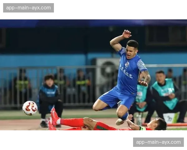 特写:争议判罚!上海申花进球经VAR长达三分钟复核后取消 特写:争议判罚!上海申花进球经VAR长达三分钟复核后取消