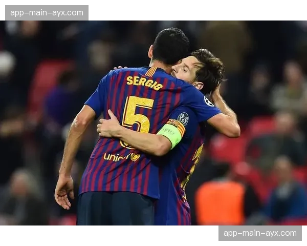 特写瞬间:老将布斯克茨回归诺坎普观战,赛前在球员通道与哈维拥抱 特写瞬间:老将布斯克茨回归诺坎普观战,赛前在球员通道与哈维拥抱