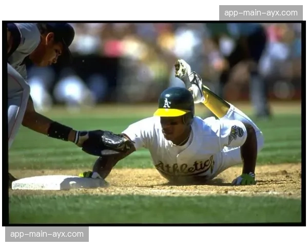 特写:父亲节当天,勇士队阿库尼亚将自己比赛本垒打球献给看台上的儿子 特写:父亲节当天,勇士队阿库尼亚将自己比赛本垒打球献给看台上的儿子